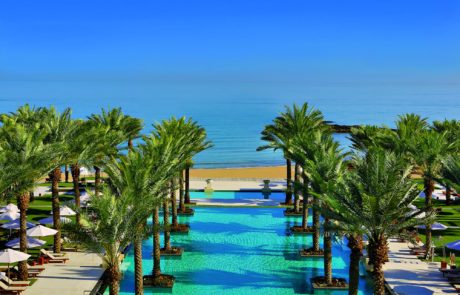 Blick auf den Pool des Al Bustan